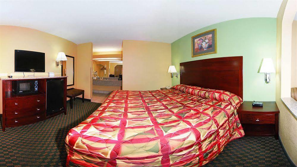 Rodeway Inn & Suites Ню Орлиънс Екстериор снимка